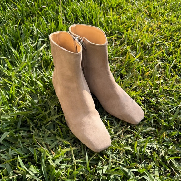 AEYDE Linn Bootie (Women) Stone Suede size EU 40 US 10
$495.00 - Picture 4 of 12